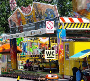 Buden mit Hinweis zum WC