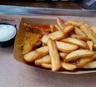 Mh, lecker Currywurst + Pommes