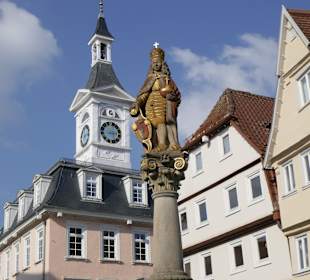 Marktbrunnen, dahinter das Historische Rathaus