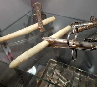 Historische Spargelzangen im Spargelmuseum