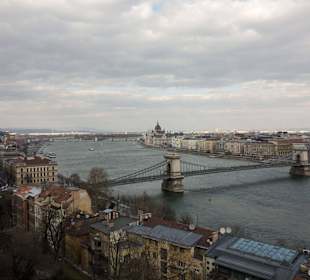 Widok na most łańcuchowy