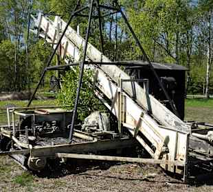 Geräte zum Torfabbau im Außenbereich des Museums