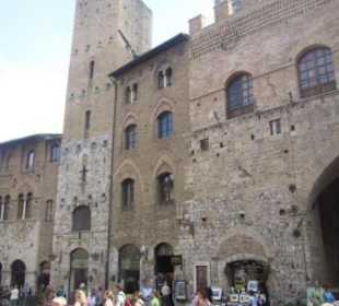 Geschlechtertürme an der Piazza della Cisterna