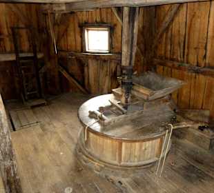 Hölzerne Mechanik und Mahlstube einer Windmühle
