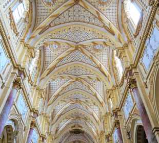 Blick auf das Deckengewölbe der Abteikirche