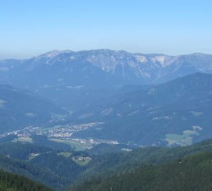 Blick hinunter ins Mürztal mit Rax