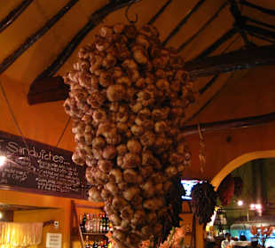 Knoblauchknollen als Deko im Eingangsbereich