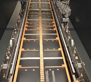 Modernes Schiff im Dock