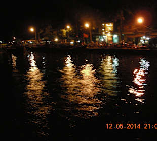 Hoi An bei Nacht vom Boot aus