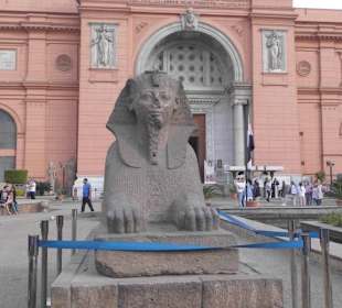 Ausstellung vor dem Museum.