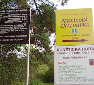 Tabule před vchodem