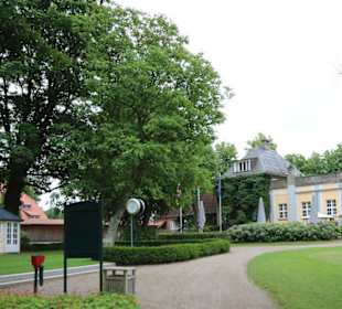 Blick auf den Seitenflügel des Herrenhauses