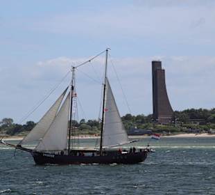 Kieler Förde Segler vor Marine Ehrenmal