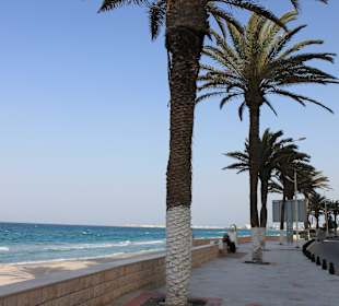 Prominade.Aus dem Hotel raus nach links.