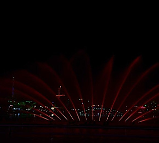 Pokaz świetlny na wodzie