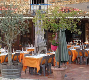 Blick auf die Tische im Innenhof der Pizzeria