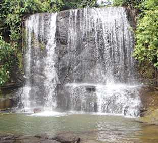 Idyllischer Wasserfall bei Tangkahan
