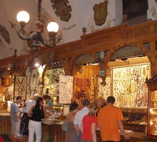 Im Innern der Tuchhallen