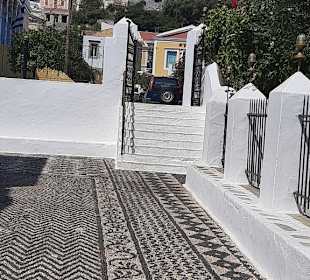 Hübsches Mosaik an der Kirche