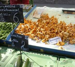 Bei einem Spaziergang über den Viktor-Adler-Markt