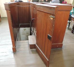 Anklagebank, direkte Verbindung zu den Zellen