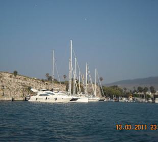 Segelschiff mit Burg im Hintergrund