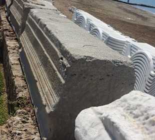 Zeugen der Vergangenheit am Strand Richtung Side