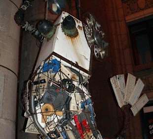 Pomnik przed wejściem do muzeum