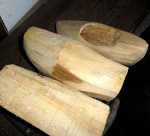 Holzschuhherstellung