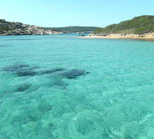 Türkisfarbenes Wasser auf Törn durchs Archipel