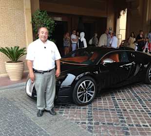 Elias vor dem Bugatti Veyron