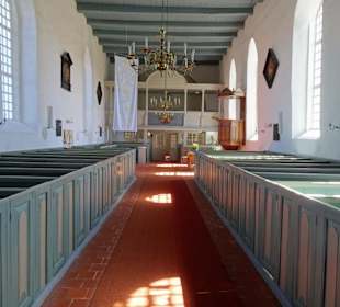 Blick in das Langschiff der Rysumer Kirche