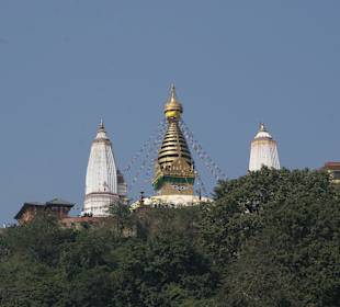 Blick auf die Stupa vom Fuße des Hügels