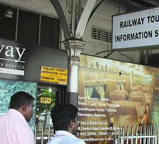 Vor dem Bahnhof Fort