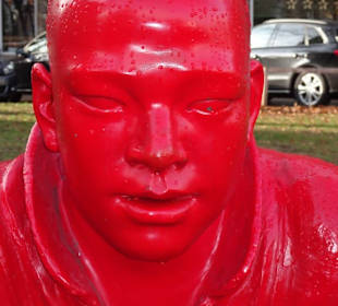 Impressionen von der Skulptur Die Roten Männer