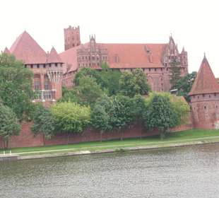 Marienburg vom Zug aus