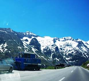 Schneeräumfahrzeuge am Rand