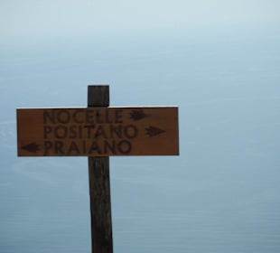 Beschilderung mit Meerblick