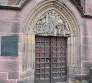 Seitlicher Eingangsbereich Dom St. Peter