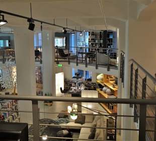 Rundgang durch das Gebäude von "stilwerk"