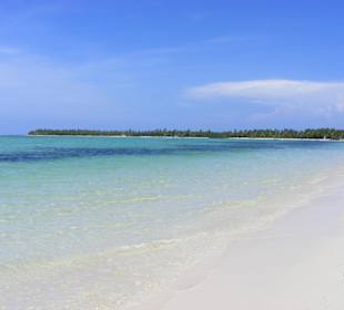 Rechts von der Anlage schöner Naturstrand