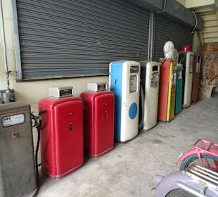 In der Haupthalle des Jesada Fahrzeug Museums