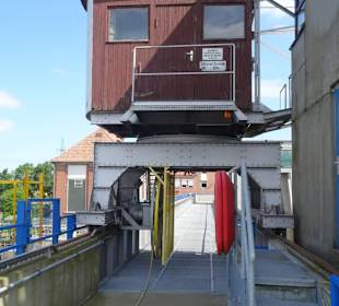 Kran auf der Wehrbrücke