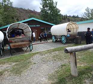 Die Planwagen gehören zum Restaurant