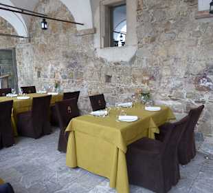 Gastraum zwischen Mauern