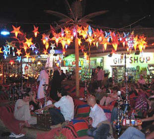 Strassencafé bei Nacht