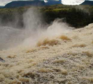 Reißender Fluss
