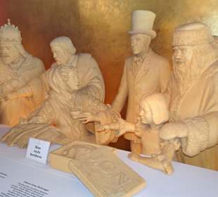 Lebensgroße Marzipanfiguren im Museum des Cafés