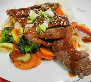 Grillfleisch und Gemüse