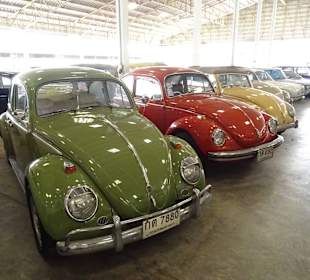 In der Haupthalle des Jesada Fahrzeug Museums